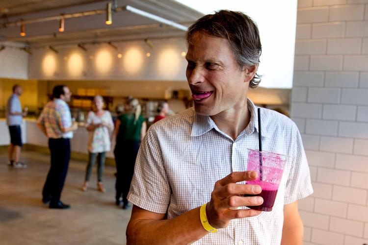 Tilsmagning. Selv om Claus Meyer er chef for en uoverskuelig mængde forretninger og projekter, tilsmager han stadig menuerne. Som for eksempel en rødbedejuice op til åbningen af Meyers Lyngby. 