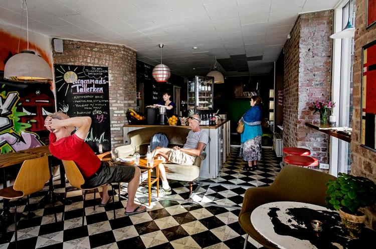 Hygge. Labre cheesecakes og kodyle chokoladebomber på Moccatheket. Kaffen er også aldeles glimrende. 