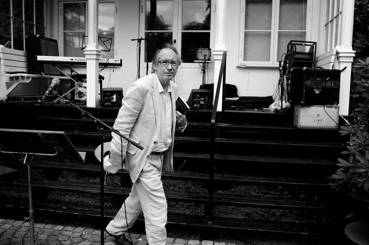 Modlys. I dag kan Ian McEwan godt undre sig over, hvorfor han i sine første år kun skrev meget mørke historier, for han tænker tilbage på 1970'erne som en af de lykkeligste perioder i sit liv. 