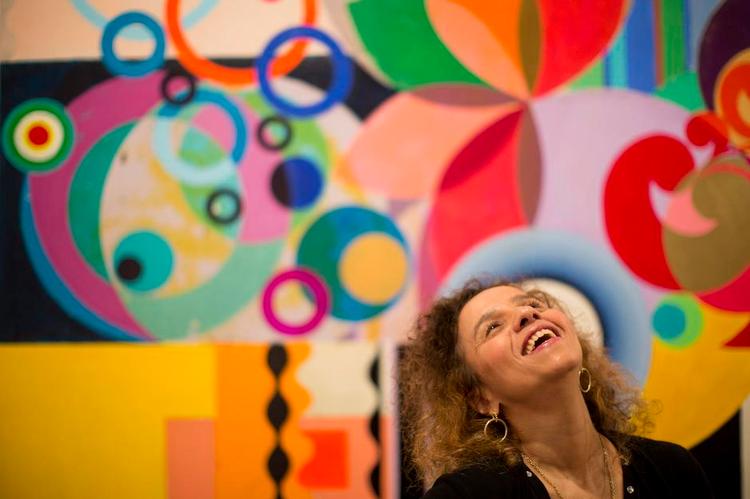 Kunstland. Maleren Beatriz Milhazes foran et af sine malerier. Hun er en af de kunstnere der skal promovere brasilien. 