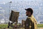 MILITÆR. En israelsk soldat er set ved siden af militært skyts tæt ved den nordlige grænse i Israel. 