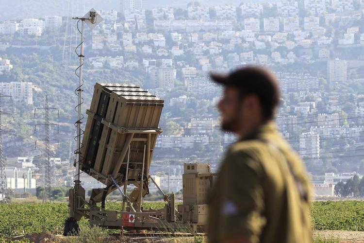 MILITÆR. En israelsk soldat er set ved siden af militært skyts tæt ved den nordlige grænse i Israel. 