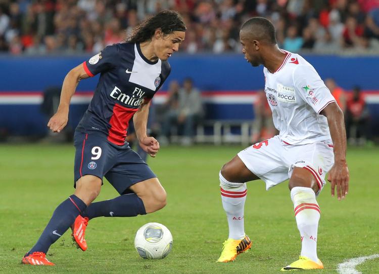 Millionmand. Edinson Cavani (tv) blev hentet til PSG fra Napoli for 477 millioner kroner. Ham vil FCK-tilhængerne gerne se i Parken. 