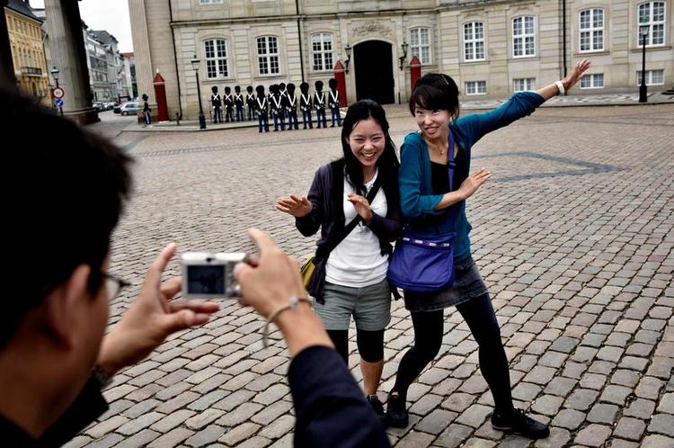 RESPEKT. Kinesiske turister får nu besked på ikke at spytte og harke overalt i udlandet og i det hele taget respektere lokal skik og brug. 