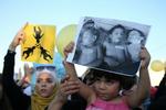Bevis? Foran Syriens ambassade i Jordan protesterede voksne og børn forleden mod angrebet i Damaskus, der kostede hundredvis livet, deriblandt mange børn. Læger Uden Grænser kræver klarhed over, hvad der skete. 