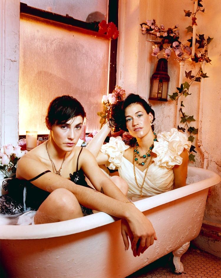 Folktronic. De to søstre i CocoRosie sender  farvestrålende billedeksplosioner ind i hovedet på de danske koncertgængere. 