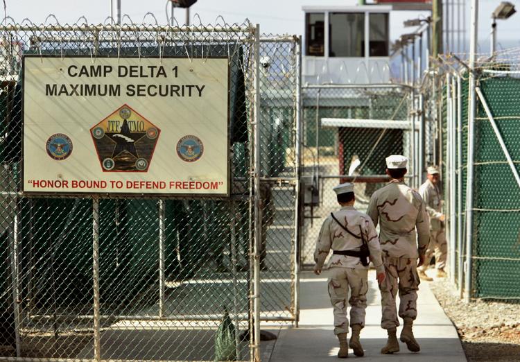 Fangelejr. Den amerikanske stat løslader to fanger fra Guantanamo-basen til Algeriet. 