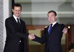 Venner. Rusland har i årevist haft både økonomiske og militære fordele ved at holde sig allieret med Syrien. Her ses Syriens Bashar al-Assad sammen med den russiske præsident, Dmitri Medvedev, i Damaskus i 2010, et år før Borgerkrigen brød ud. 