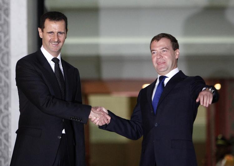 Venner. Rusland har i årevist haft både økonomiske og militære fordele ved at holde sig allieret med Syrien. Her ses Syriens Bashar al-Assad sammen med den russiske præsident, Dmitri Medvedev, i Damaskus i 2010, et år før Borgerkrigen brød ud. 
