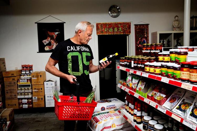 Forsyninger. Når Jarl Friis-Mikkelsen skal købe sine ingredienser, går han tit i Asien Market på Østerbrogade og henter inspiration. 