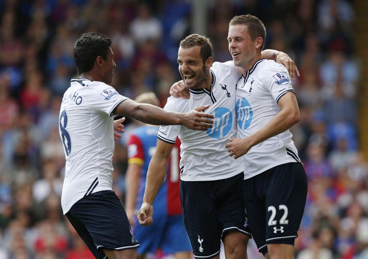 PYHA. Det holdt hårdt, inden Roberto Soldado (i midten) fik lov til at juble sammen med Paulinho (til venstre) og Gylfi Sigurdsson (til højre). 