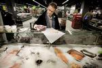 Tiltrækningskraft. Butikker tiltrækker mænd med blandt indretning og information som lokkemad. 