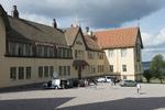 Brændemærket. 220 kostskoleelever må finde et alternativ til skolegang på 'Lundsberg kostskole', som i går lukkede ned for et halvt år på grund af mishandling af elever. To elever på 14 og 15 år blev brændemærket med et strygejern, hvorefter den ene måtte indlægges på hospitalet. 
