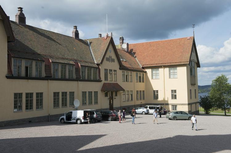 Brændemærket. 220 kostskoleelever må finde et alternativ til skolegang på 'Lundsberg kostskole', som i går lukkede ned for et halvt år på grund af mishandling af elever. To elever på 14 og 15 år blev brændemærket med et strygejern, hvorefter den ene måtte indlægges på hospitalet. 