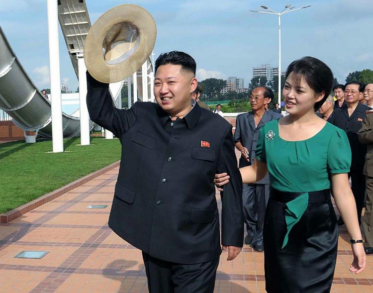 TREKANTSDRAMA. Kin Jung-un ses her med sin nuværende kone, som sang i det samme band som den henrettede ekskæreste. Det er uklart, hvem af de to, der har fået hans ekskæreste henrettet. 