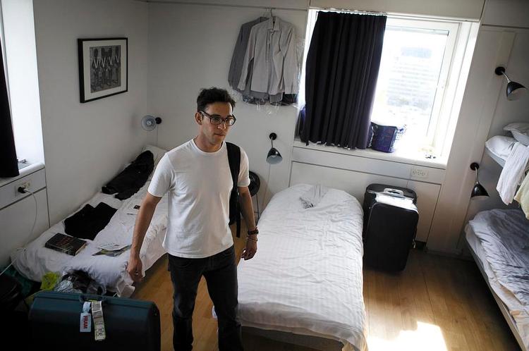 Sovesal. Briten Jonas Høgh Noori tager på biblioteket, når han har brug for at slappe af. Han sover lige for tiden på sovesal med syv andre, han ikke kender. 