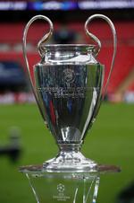 trofæet. Pokalen med 'de store ører' er sat frem på Wembley og pudset fint op, inden den sent i aften bliver fedtet ind i sejrskys og champagnesprøjt. 
