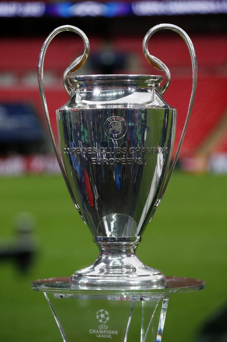 trofæet. Pokalen med 'de store ører' er sat frem på Wembley og pudset fint op, inden den sent i aften bliver fedtet ind i sejrskys og champagnesprøjt. 