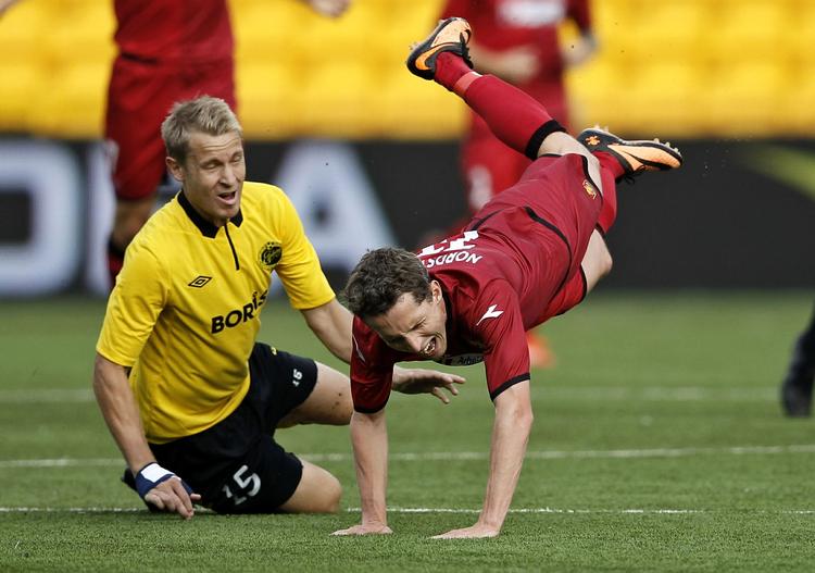 Nedlagt. Elsborgs Andreas Klarström gik hårdt til FC Nordsjællands Morten Nordstrand i Farum. 