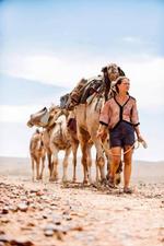 Mod. 'Tracks' fortæller den sande historie om Robyn Davidson, der rejste 3.000 km gennem den vestaustralske ørken kun ledsaget af en hund og fire dromedarer. 