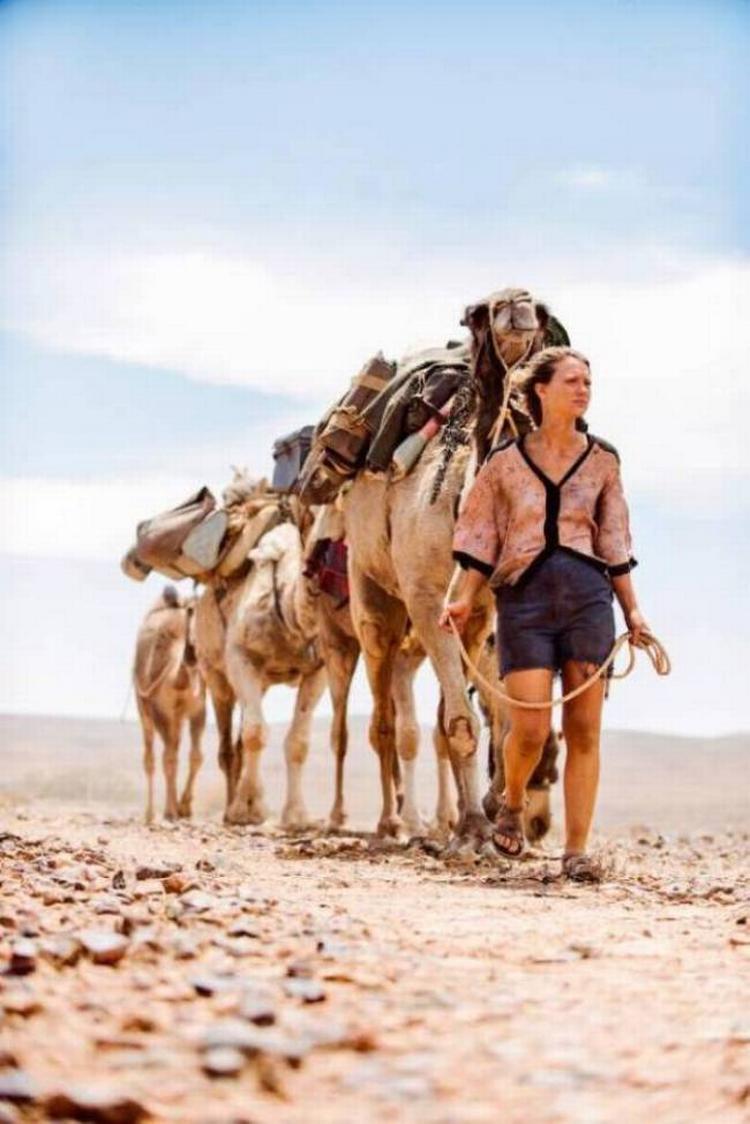 Mod. 'Tracks' fortæller den sande historie om Robyn Davidson, der rejste 3.000 km gennem den vestaustralske ørken kun ledsaget af en hund og fire dromedarer. 