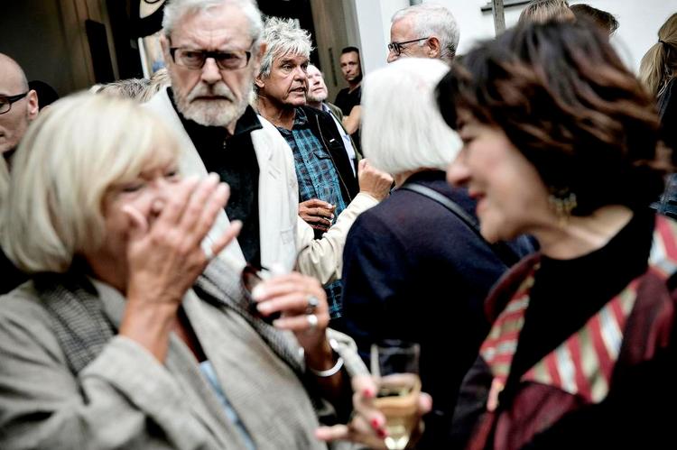 Skygge. Hvordan var det lige, det gik sidste gang, der blev grebet ind i en konflikt? Skaber det flere problemer, end det løser? Ib Michael og Pia Tafdrup er ikke alene om den tvivl. 
