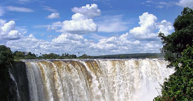 Attraktion. Zimbabwes turismeminister ser gerne et stort forlystelses-kompleks ved dette UNESCO-sted. 