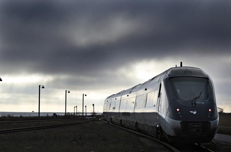bremseproblemer. Det var en episode i november 2011, hvor et DSB-tog på Fyn kørte over for rødt stopsignal, inden det nåede at stoppe bag et godstog, som har indskrænket brugen af IC4-togene. Nu bliver togene givet fri. 