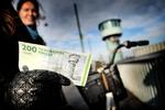 farvekopier. Der er rigtig mange falske 200-kronesedler og 500-kronesedler. De er oftest meget gode kopier lavet på en farvekopimaskine, siger politiet. Denne her skulle dog være rigtig nok. 