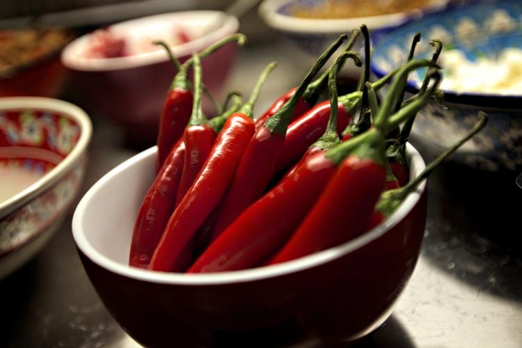 Pesticid. Chili er en af de frugter der indeholder flest pesticidrester. 