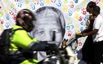 Ikon. Mandela fylder stadig meget i gadebilledet i Sydafrika. Så meget, at hans fødselsdag er national helligdag, og at juli måned i år var udnævnt til Mandela-måned. 