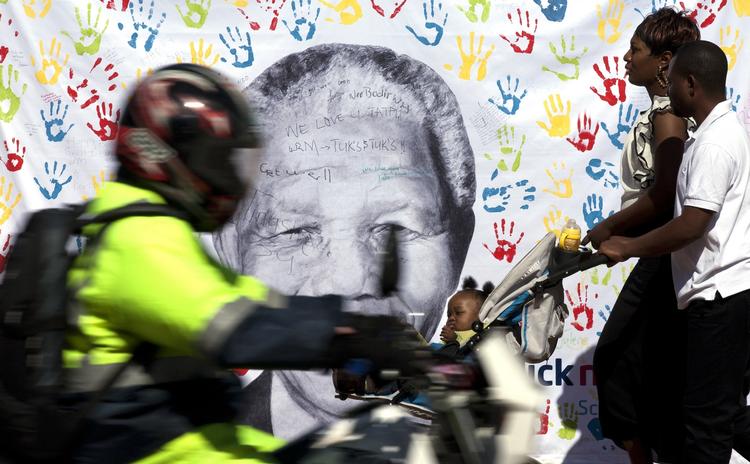 Ikon. Mandela fylder stadig meget i gadebilledet i Sydafrika. Så meget, at hans fødselsdag er national helligdag, og at juli måned i år var udnævnt til Mandela-måned. 