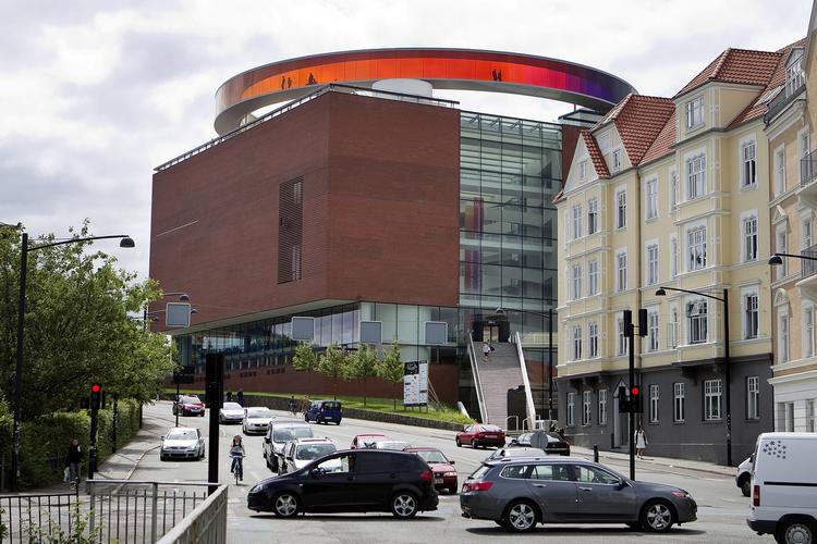 STORBY? patrioter insisterer på, at Aarhus er verdens mindste storby. Man holder med ARoS, ligesom man holder med AGF. 