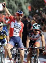bjergslag. Michael Mørkøv (tv) vandt overraskende spurten på 6. etape af Vuelta a Espana, mens flere af Team Saxo Bank-Tinkoffs ryttere er med helt fremme i den samlede stilling. 