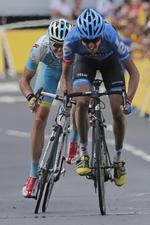 rivaler. Jakob Fuglsang (bagerst) bliver slået i spurten af Daniel Martin på 9. etape af Tour de France sidste år. 