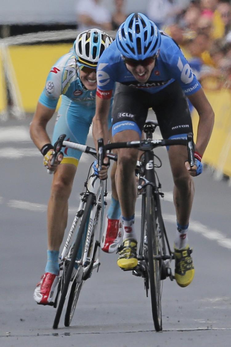 rivaler. Jakob Fuglsang (bagerst) bliver slået i spurten af Daniel Martin på 9. etape af Tour de France sidste år. 