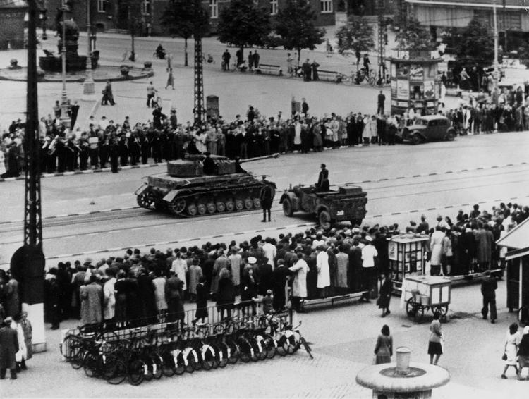 Besættelse. Tyske tanks på Rådhuspladsen i København den 29. august 1943 