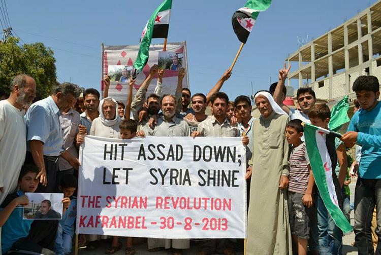 Angreb? Syrere i byen Edlib demonstrerer for, at amerikanerne skal angribe Bashar al-Assad. 