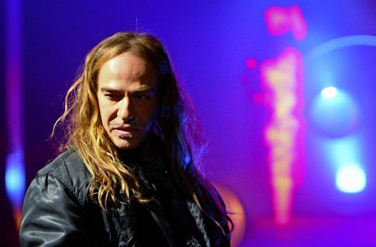 Skammekrogen. John Galliano fotograferet i Paris i januar 2010 ved lanceringen af sin efterårs- og vinter kollektion for mænd. Året efter blev hans annus horribilis, da han råbte anti-semitiske smædeord, og siden har han været behandlet som en paria i modebranchen. 