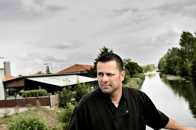 Køkkenchef. I dag er Amin Skov, der startede konflikten med 3F, køkkenchef på den omstridte restaurant, men hans arbejdsgiver, det nye selskab Restaurant Vejlegården Aps, vil heller ikke have overenskomst med 3F. 