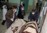 Presseetik. De voldsomme billeder fra Syrien efter gasangrebet er gået verden rundt. Her ses nogle overlevende, der modtager behandling på et hospital i Aleppo. 