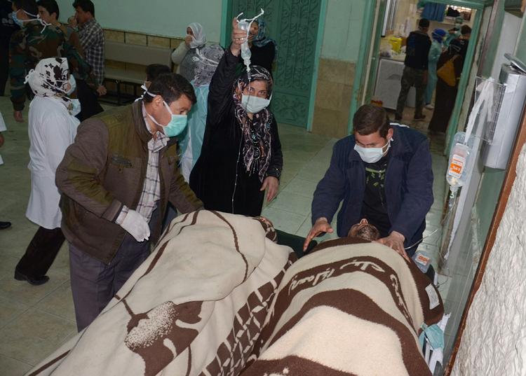 Presseetik. De voldsomme billeder fra Syrien efter gasangrebet er gået verden rundt. Her ses nogle overlevende, der modtager behandling på et hospital i Aleppo. 