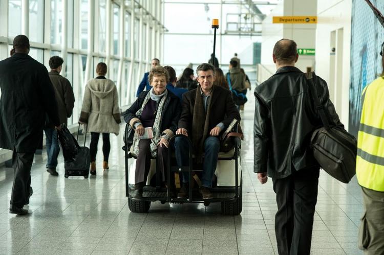 Løvemateriale. Rollen som Philomena, der som ung måtte bortadoptere sit barn, spilles blændende af Judi Dench, der suppleres af Steve Coogan som en falleret journalist.