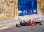 <cutline_leadin>gadekamp. </cutline_leadin>En mands lig ligger på <130>gaden i Yarmouk denne sommer. Flygtningelejren i det sydlige Damaskus er hjem for mange af de 22.000 palæstinensere, der har valgt at blive i Damaskus. <fotograf>Foto: AP/unavngiven borgerjournalist</fotograf> 