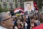 Storpolitik. Demonstranter i Paris protesterede i går imod en fransk udmelding om, at man vil støtte et amerikansk angreb på Syrien. 