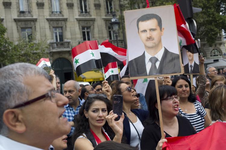 Storpolitik. Demonstranter i Paris protesterede i går imod en fransk udmelding om, at man vil støtte et amerikansk angreb på Syrien. 