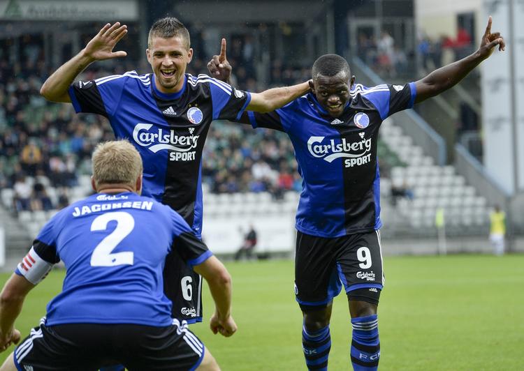 IMPONERENDE. Målscorerne Claudemir og Igor Vetokele er på vej til at juble sammen med anfører Lars Jacobsen. 