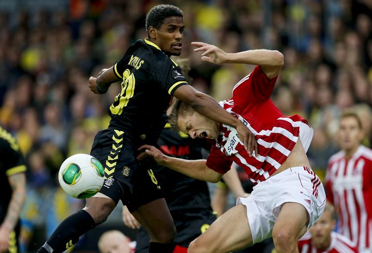 BRYDERIER. Quincy Antipas og Kasper Risgård i en duel i en begivenhedsfattig første halvleg. 