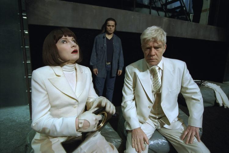 Skuespil. Ole Ernst ses her i stykket 'Kajen Mod Vest' i Turbinehallerne i 1999. 
