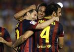 Hattrick. Messi, Fabregas og Neymar krammer løs efter argentinerens tredje scoring. 
